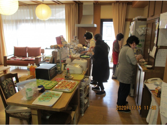 職員みんなで準備中