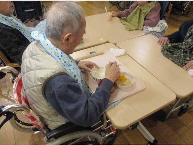 新しいテーブルでの食事