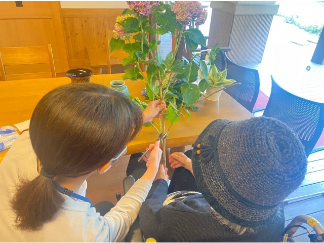 切る位置を相談して・・・穏やかな時間が流れます