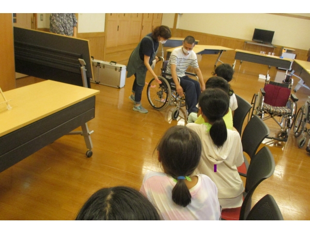 車いすの使い方を学んで…