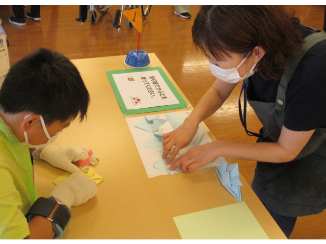 指先が使いにくい状態でおりがみ