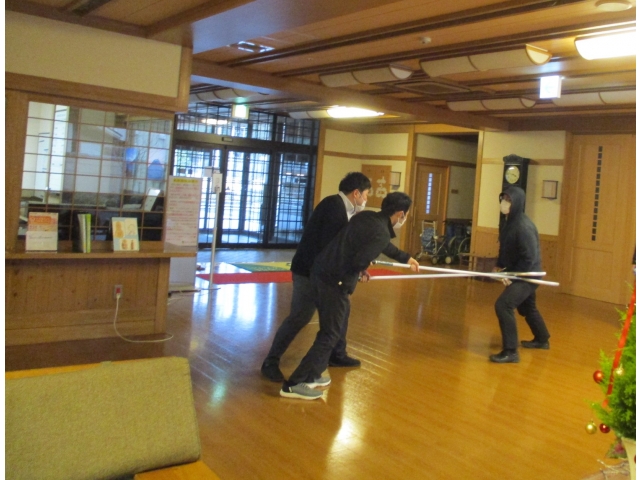 建物の中へ入らせないようにします！