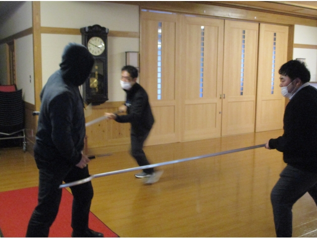 玄関の方へ押し戻そうとします