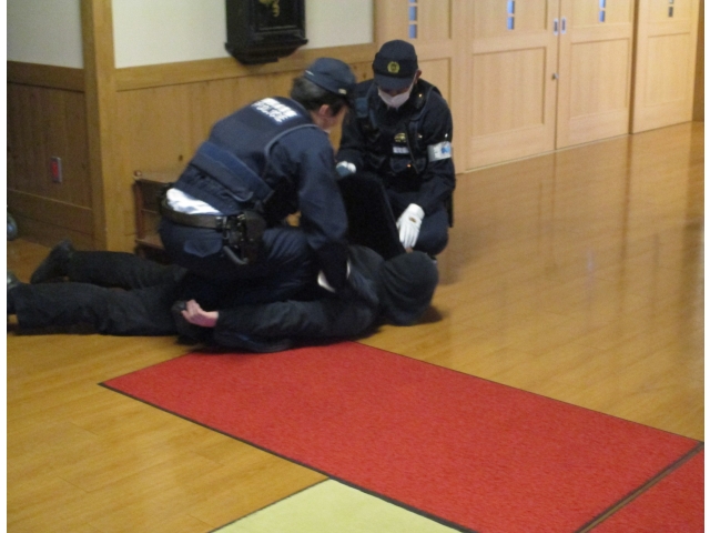 駆けつけた警察官に取り押さえられました