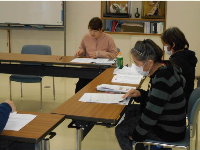 高齢書の食事について説明中
