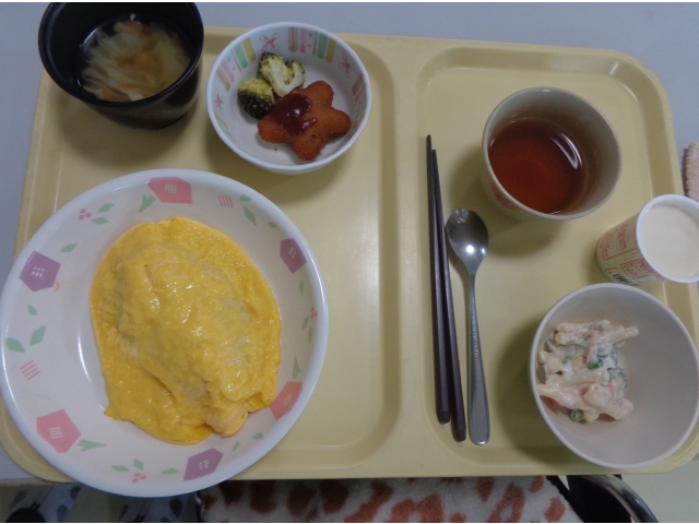 昼食はオムライスに星形コロッケです