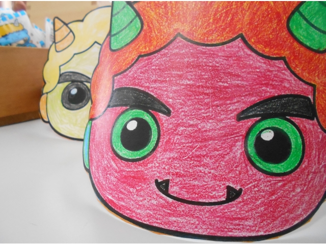 ２階は、利用者様が塗り絵をした鬼のお面を使用しました。