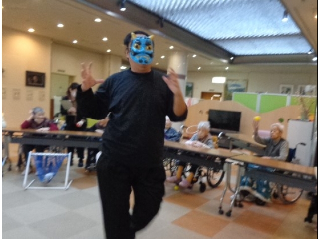 １階は、職員が鬼に扮して「鬼は外！」