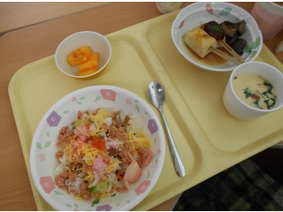 ちらし寿司に味噌田楽、茶わん蒸し、デザートは柿