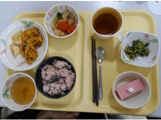 誕生日会のお食事です、いつもより豪華なお食事ですね(*^^)v