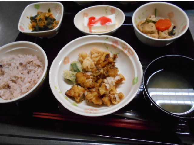 赤飯、鶏天（大分の郷土料理）、山菜の炊き合わせ、筍の酢味噌和え、けんちん汁、ケーキ