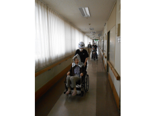 訓練と分かってても緊張してる入居者