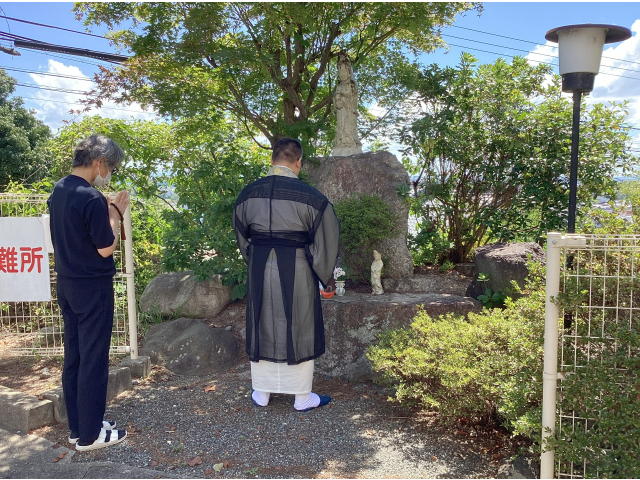 屋外の観音像前でもご供養しました