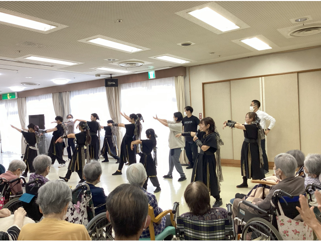 職員も振付を教えていただきながら頑張って踊りました