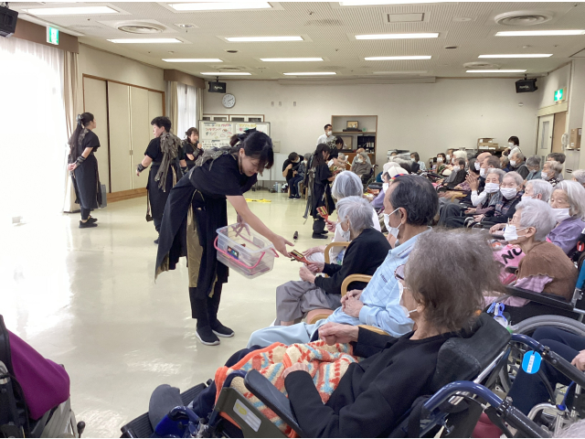 鳴子を持って利用者様も「一緒に踊ってくださいね～」