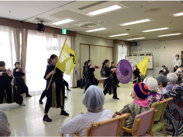 目の前でダイナミックな動きに圧倒！！