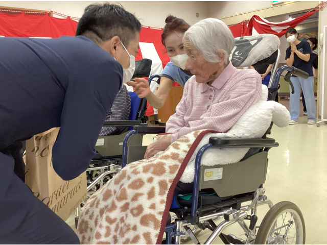 おひとりおひとりへ記念品の贈呈