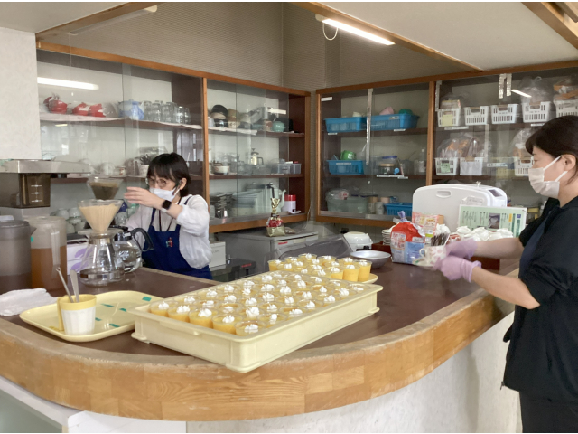 喫茶店のカウンターのように淹れたてコーヒーの匂いがします