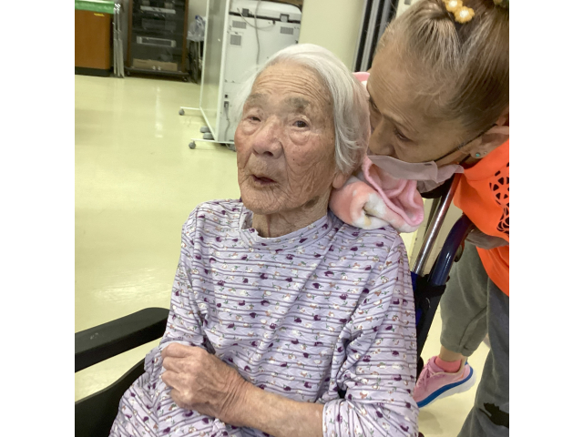 先日の敬老会でお祝いされた方も、利用者のみなさんからもお祝いを受けて「ありがとう」とご挨拶
