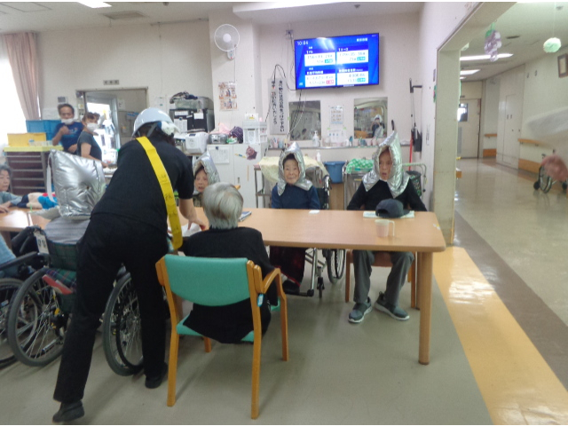 利用者様へ声かけしながら避難誘導開始