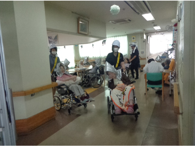 安全に、ていねいに、避難します