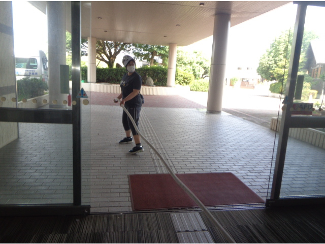 介護職員が放水を体験