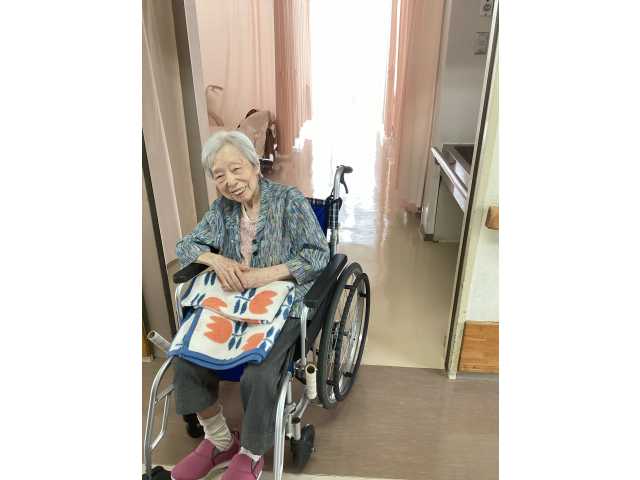 ピカピカになった部屋の前でニッコリ