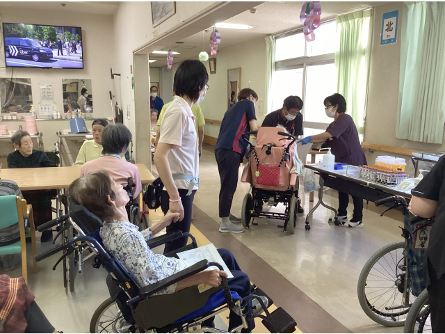 不安な方は職員も手をつないで一緒に待ちます