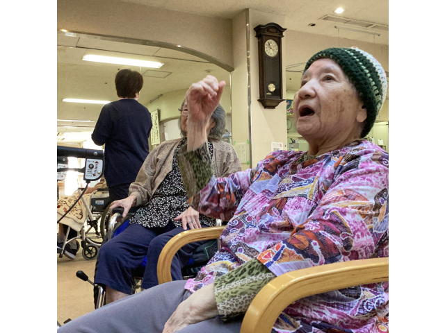 腕を縦に振りながら力強く歌います「あのころはみんなこれを歌ってたね」