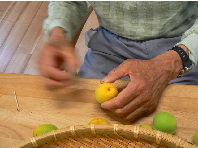 ヘタを取っている様子