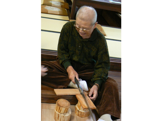 羽子板の材料の切り出し