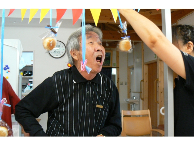 パン喰い競争の様子