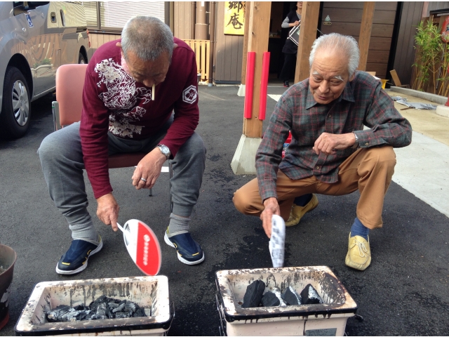 七輪に炭をおこす様子