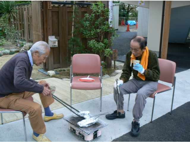 焼き芋を焼いている様子