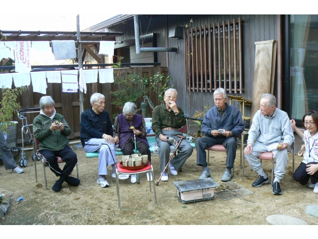 中庭で出来上がった焼き芋を食べている様子