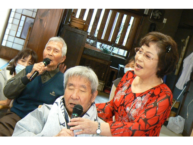 歌唱慰問（デュエット）の様子