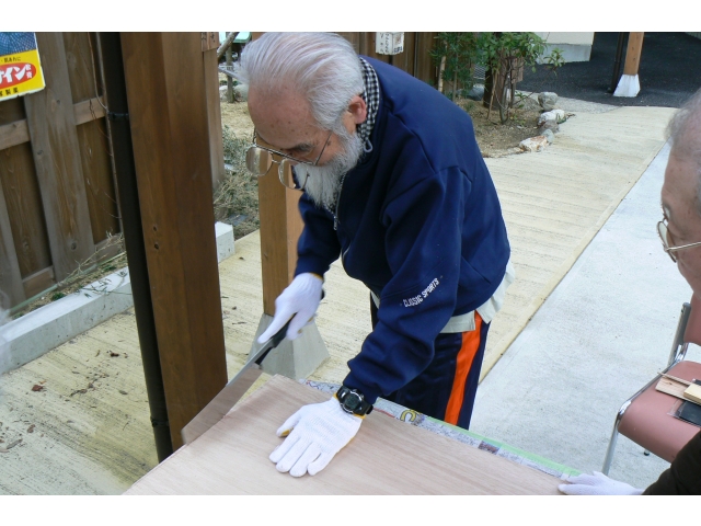 材料カットの様子