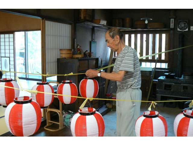 まずは提灯の準備