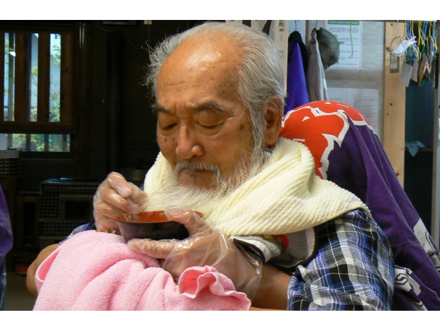 何故か前の人の方が真剣な二人羽織