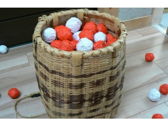 籠いっぱいの紅白玉。数えるのも大変！