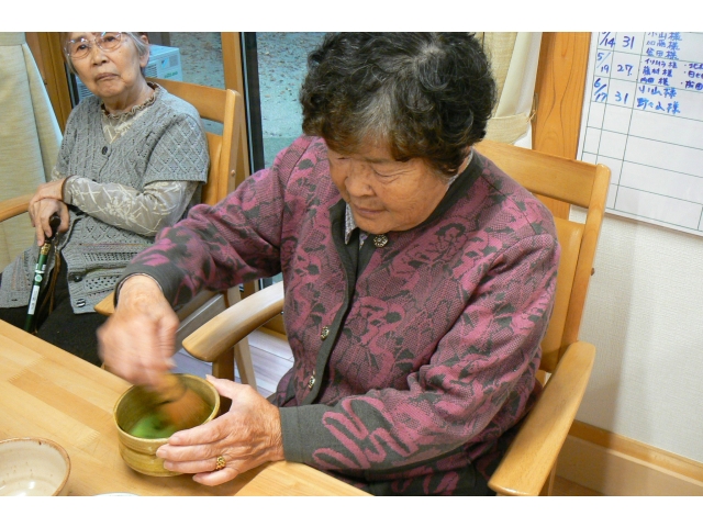 心静かにお茶を点てます