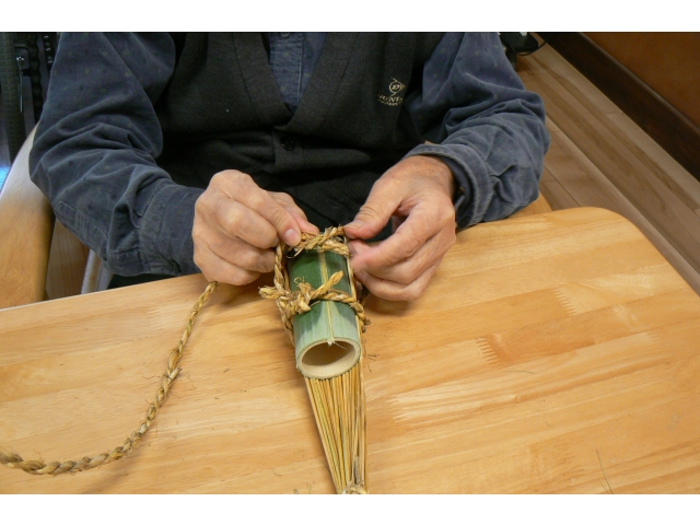 手本を見ながら器用に作り上げていきます