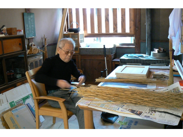 昭和の間で藁をそろえる作業です