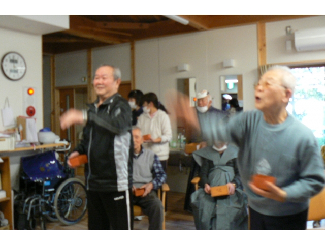 かなり全力の豆まきですっ