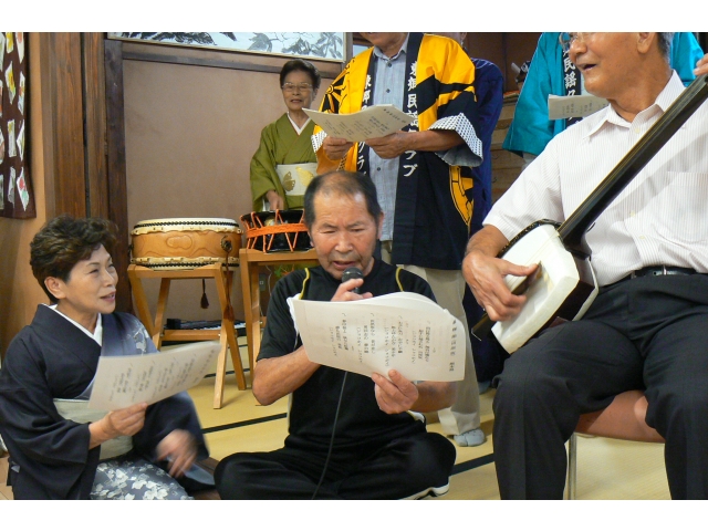 民謡の披露では利用者様が飛び入り参加されました