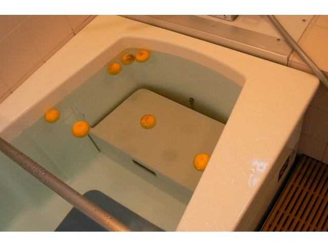 浴室中に柚子のいい香りがしました。入浴中の様子は秘密です。