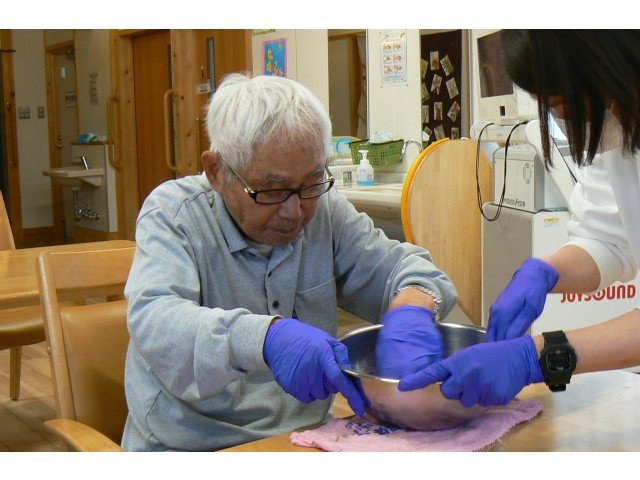 薄力粉、水、塩を入れて