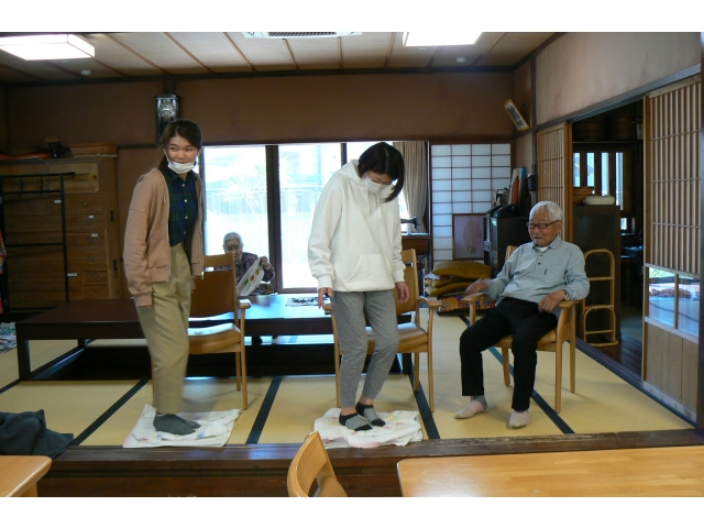 途中で職員にタッチ交代！
ワンツーワンツー♪♪