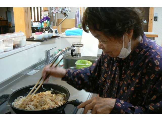 切った野菜を炒めます