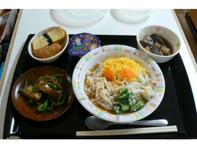 昼食は七夕メニューで
お寿司と素麺でした☆
